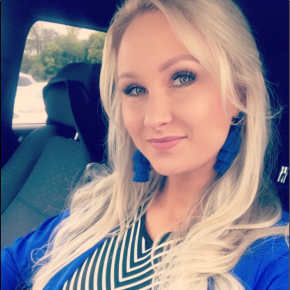 Meet your Posher, Tia - Picture 2 of 7